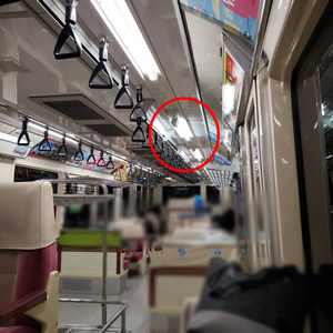 鉄道用防犯カメラ内蔵直管型LED照明が採用されている東京モノレール様の車両内部の様子