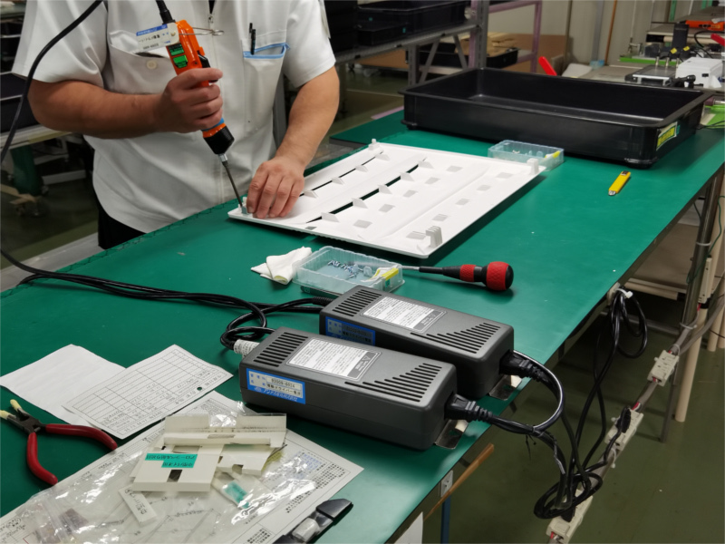 アンデス電気　空気清浄機バイオミクロンBM-H101A　製造工場レポートページ　フロントカバー組立ての様子