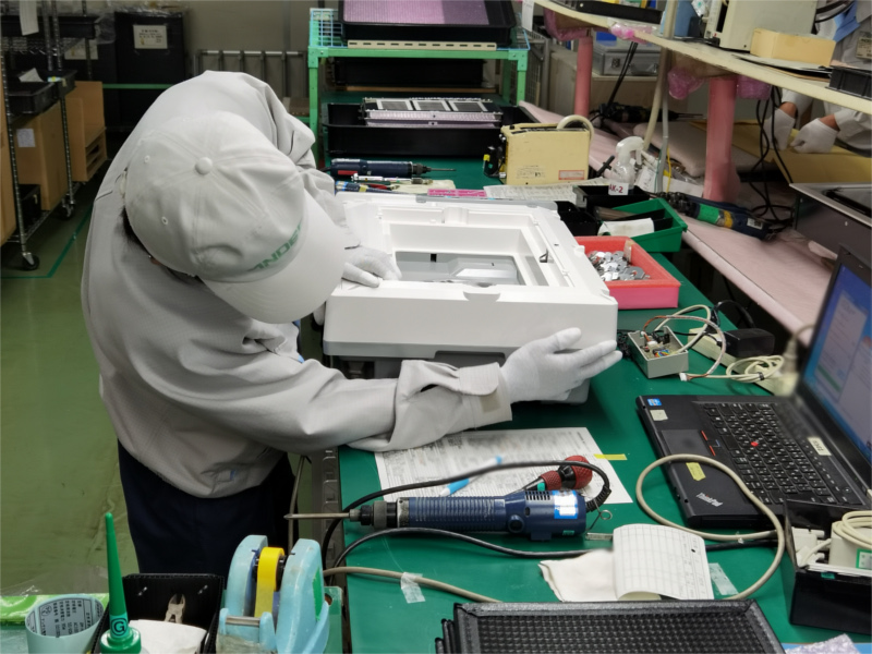 アンデス電気　空気清浄機バイオミクロンBM-H101A　製造工場レポートページ　前枠と後枠組合せ作業の様子