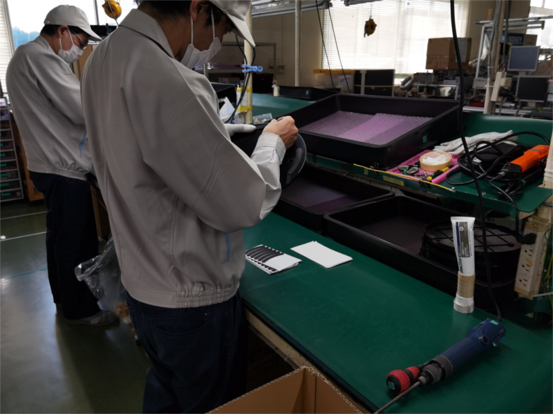 アンデス電気　空気清浄機バイオミクロンサークルシリーズ　製造工場レポート　底板滑り止め取付け
