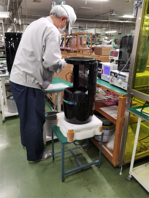 アンデス電気　空気清浄機バイオミクロンサークルシリーズ　製造工場レポート　完成品への定格ラベル貼り付け