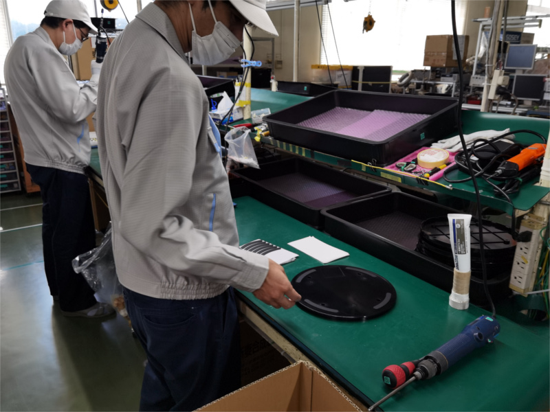 アンデス電気　空気清浄機バイオミクロンサークルシリーズ　製造工場レポート　底板滑り止め取付け