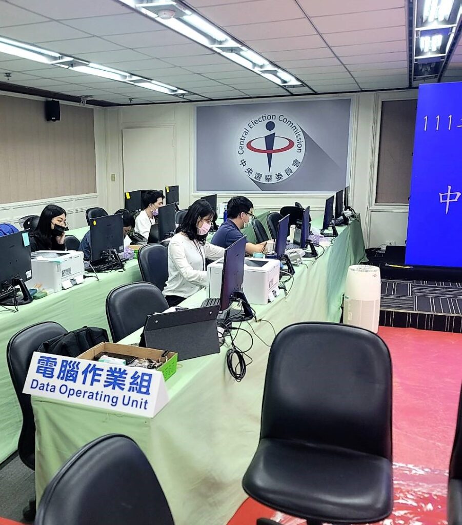 <strong>（代理店 設置事例）</strong> 選挙センター メインフロア ②