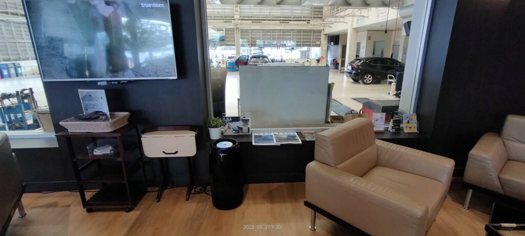 <strong>（設置事例）</strong> 自動車販売店 応接スペース