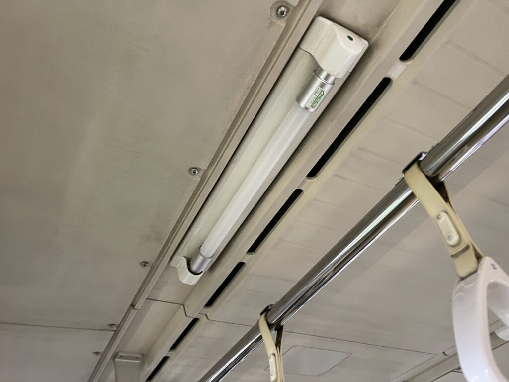 客車内　天井照明（LLS552-01W）