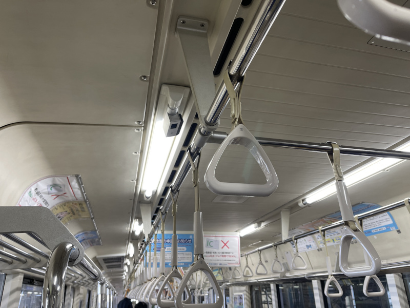 青い森鉄道株式会社様にご採用いただいた自動時刻合わせ機能付き 鉄道車両向け防犯カメラ一体型直管LED照明の写真1