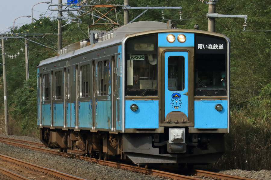 自動時刻合わせ機能付き 鉄道車両向け 防犯カメラ一体型直管LED照明をご採用いただいた青い森鉄道様の車両