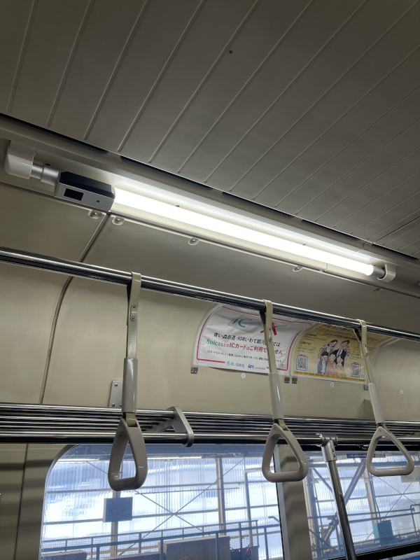 青い森鉄道株式会社様にご採用いただいた自動時刻合わせ機能付き 鉄道車両向け防犯カメラ一体型直管LED照明の写真2