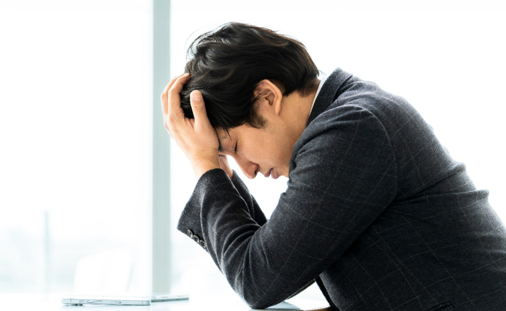 5月病であたまを抱えているサラリーマンの様子