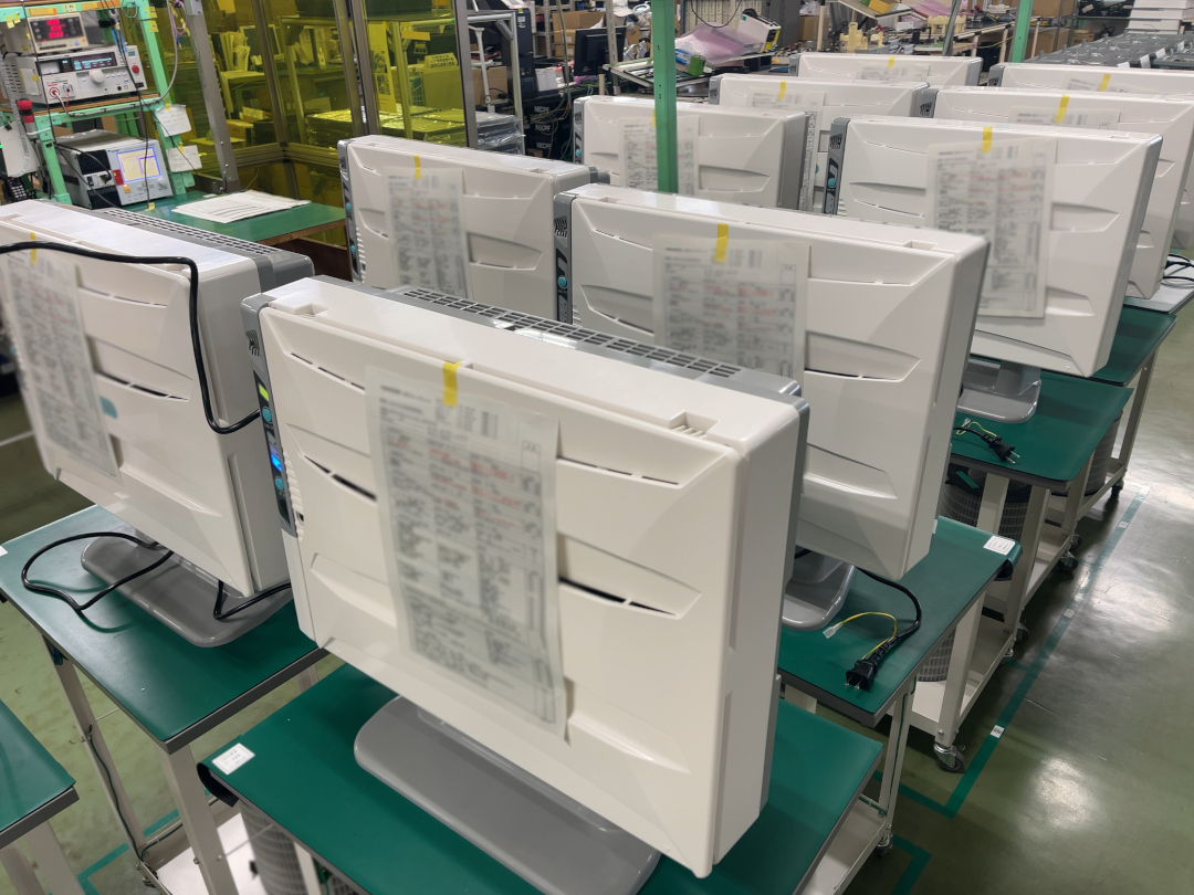 バイオミクロンが一台一台専用の検査台の上におかれている。本体には一枚ずつ検査表がついており、工程ごとの確認項目が細かく記載されている。国内自社工場だからできるきめ細かな製造工程で、長年愛されるロングセラーが生み出されている。