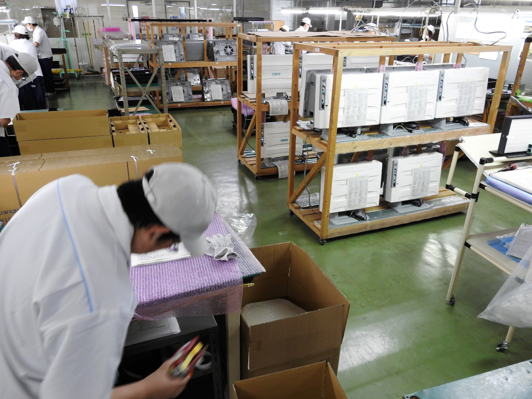 青森県八戸市の自社工場での生産工場の様子。一台一台丁寧に組み立て、安全な製品をご提供します。