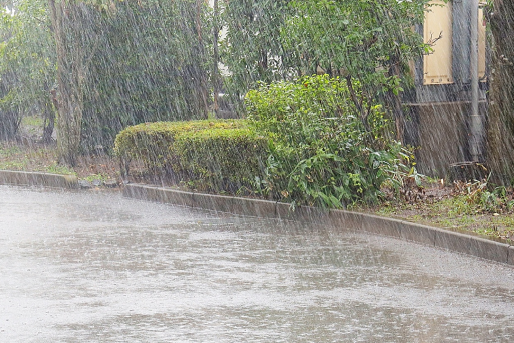 秋雨前線や台風の影響による強い雨のイメージ写真。窓を開けにくい日が続くことで換気不足や湿気の滞留が 発生し、カビ臭や生活臭など室内空気環境への影響が高まる状況を表現した写真。