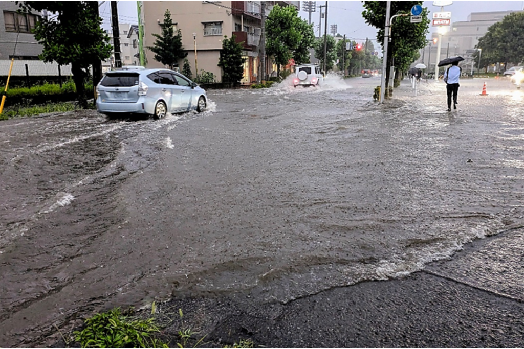 集中豪雨による道路冠水のイメージ写真。大雨や浸水被害の後は、床下や壁内部に残った水分がカビや異臭の 原因となり、室内空気環境へ影響を及ぼすため注意が必要であることを表現している写真。