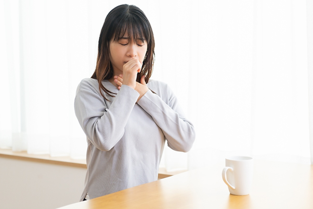 季節の変わり目にのどの違和感を感じているイメージ写真。9月は寒暖差や湿度変化の影響を受けやすく、体調管理とともに、清潔で快適な室内空気環境を維持することの重要性を表現している写真。