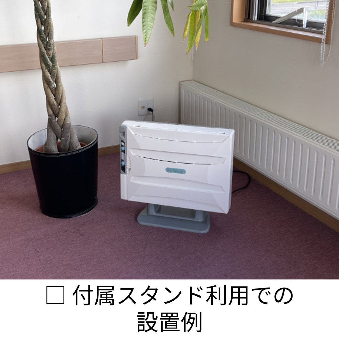 据置スタンド使用時の設置例。スリムな設計なので往来の多い部屋でも邪魔になりにくい。